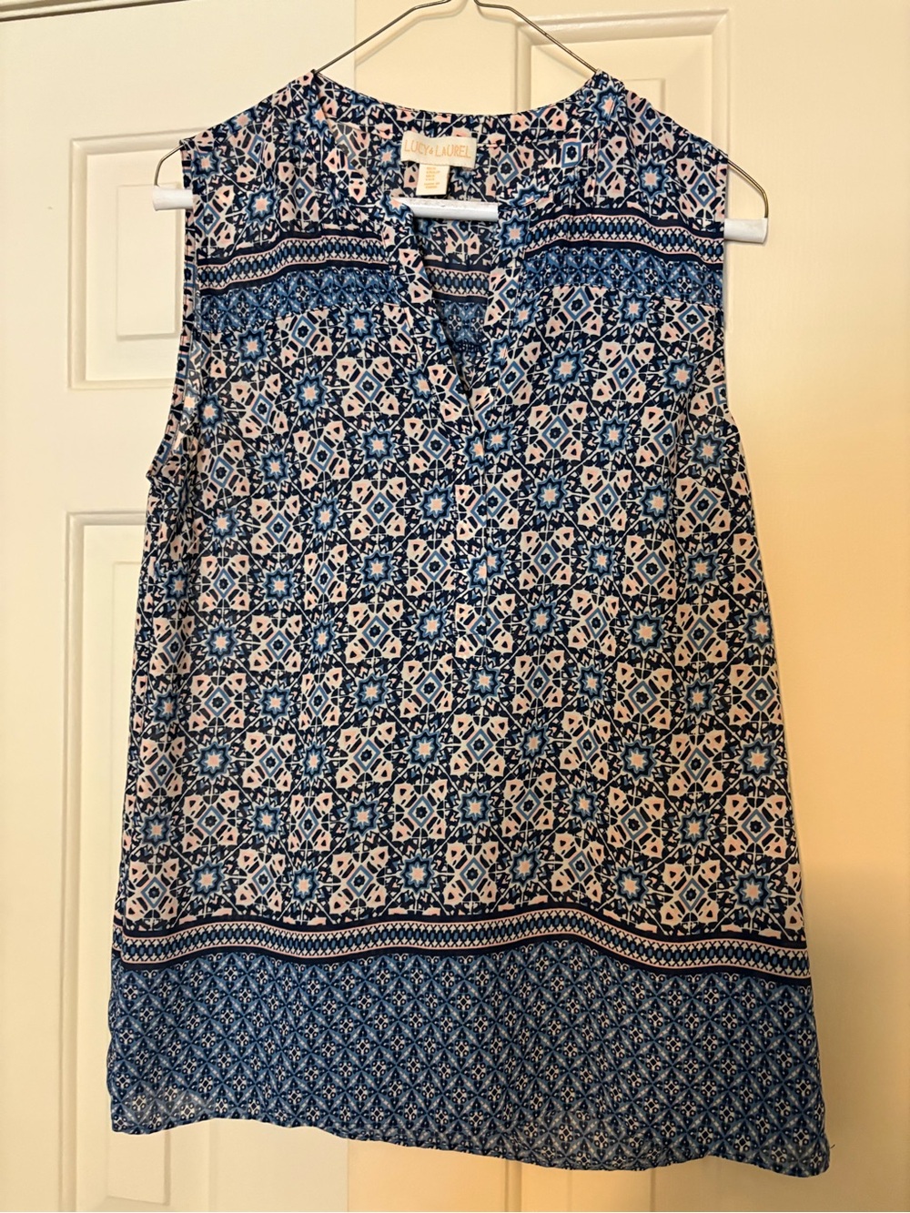Lucy & Laurel Blue and White Sleeveless Printed V-Neck Blouse